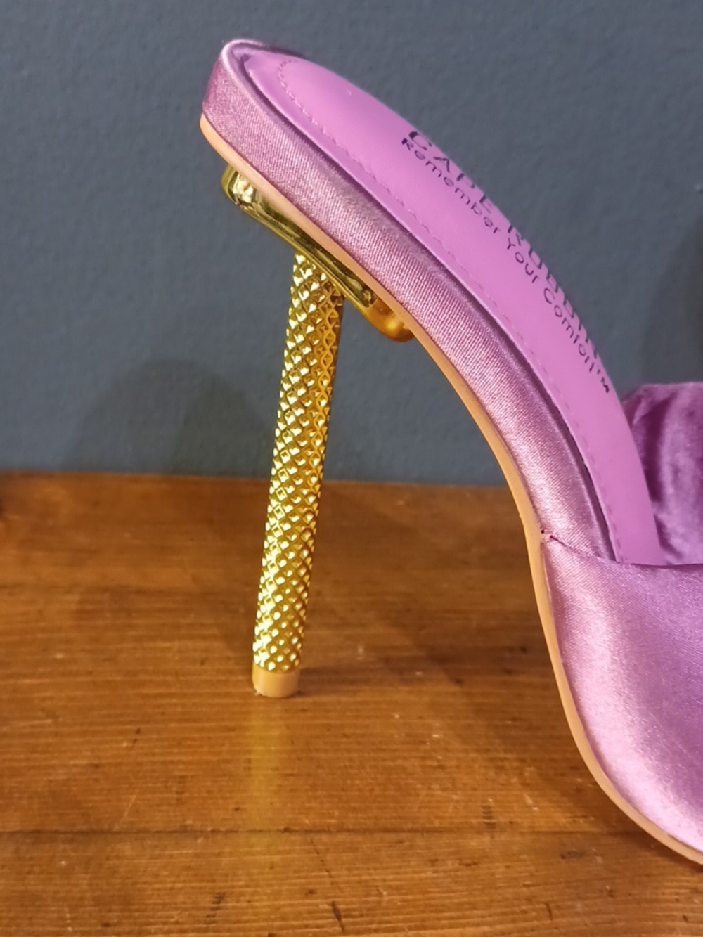 Cape Robbin Heels - Picture 2 of 16